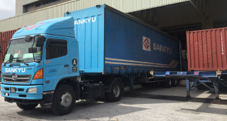 Sankyu's transport operation fulfils customer needs with cargo trucks and trailers.